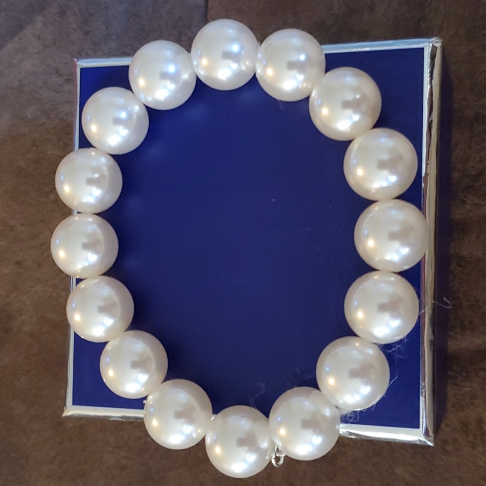 Faux pearl bracelet with elastic